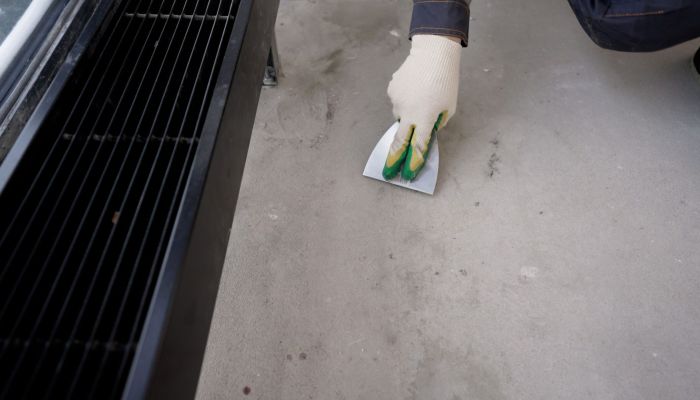 Enlever un voile de ciment sans abîmer le support