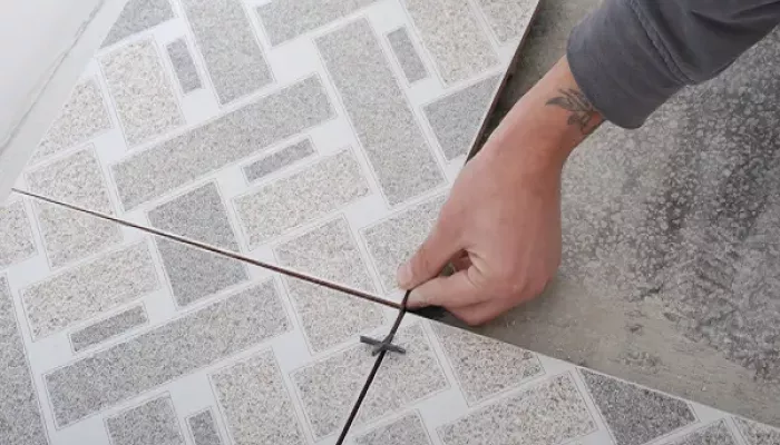 Joint de fractionnement carrelage : une finition discrète sans baguette
