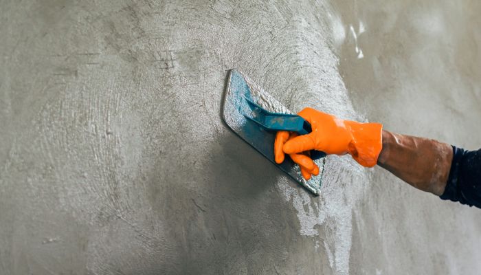 Protéger un enduit frais de la pluie : la solution pour éviter les dégâts